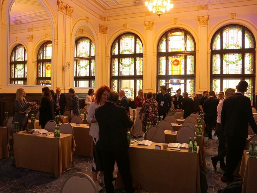 Networking between sessions in the main hall at Hotel KINGS COURT, Prague, 2026 edition of the Global Future of BPO, Shared Services & GBS Conference