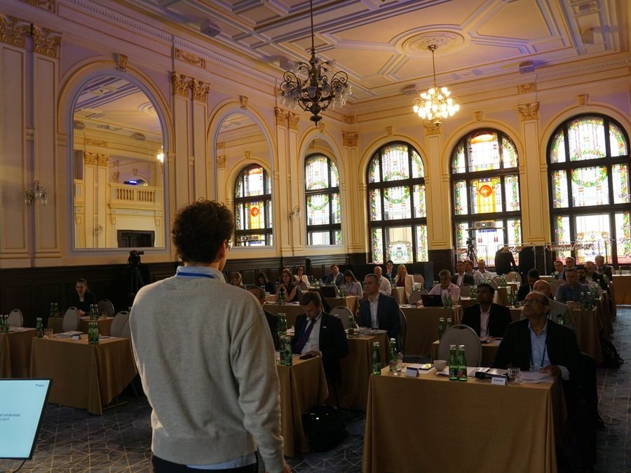 Tekst presentation in the main hall at Hotel KINGS COURT, Prague, 2026 edition of the Global Future of BPO, Shared Services & GBS Conference
